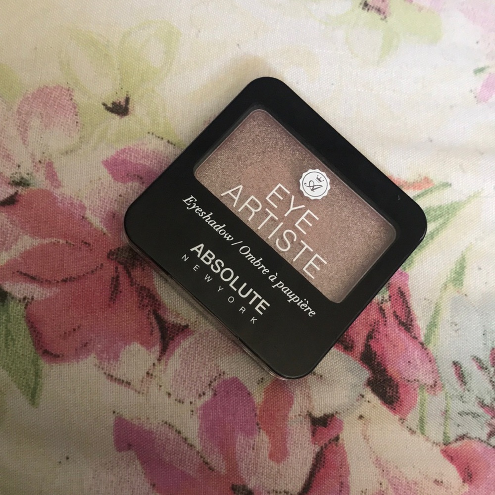 Eyeshadow in color “posse”